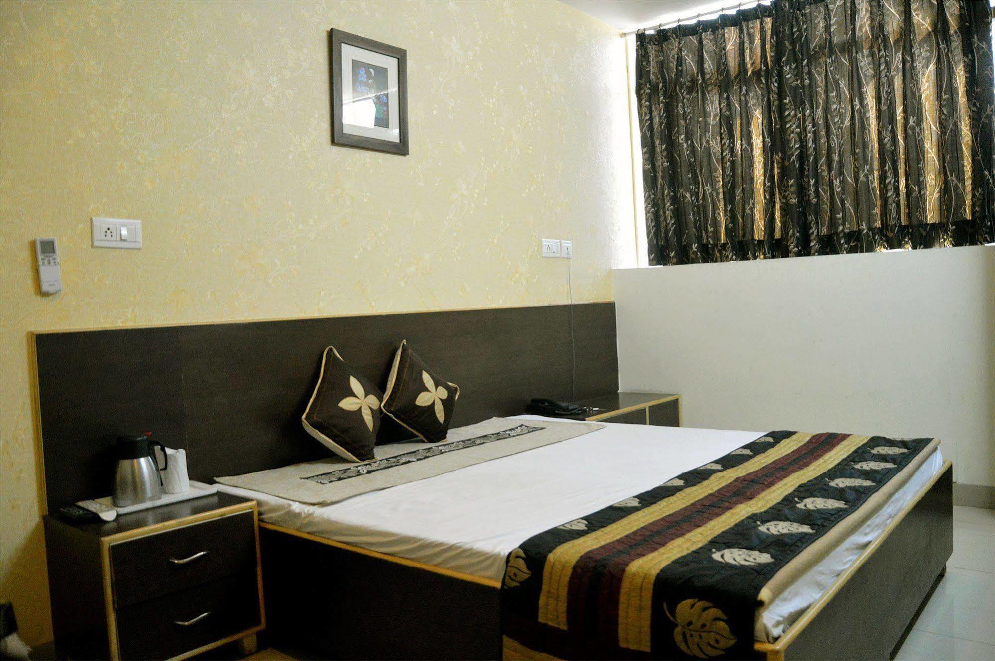 Hotel Ananta Inn Jaipur Bagian luar foto